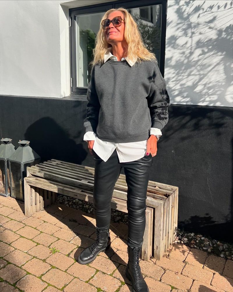 DEPECHE, Emily sweatshirt med broderi, findes i flere farver