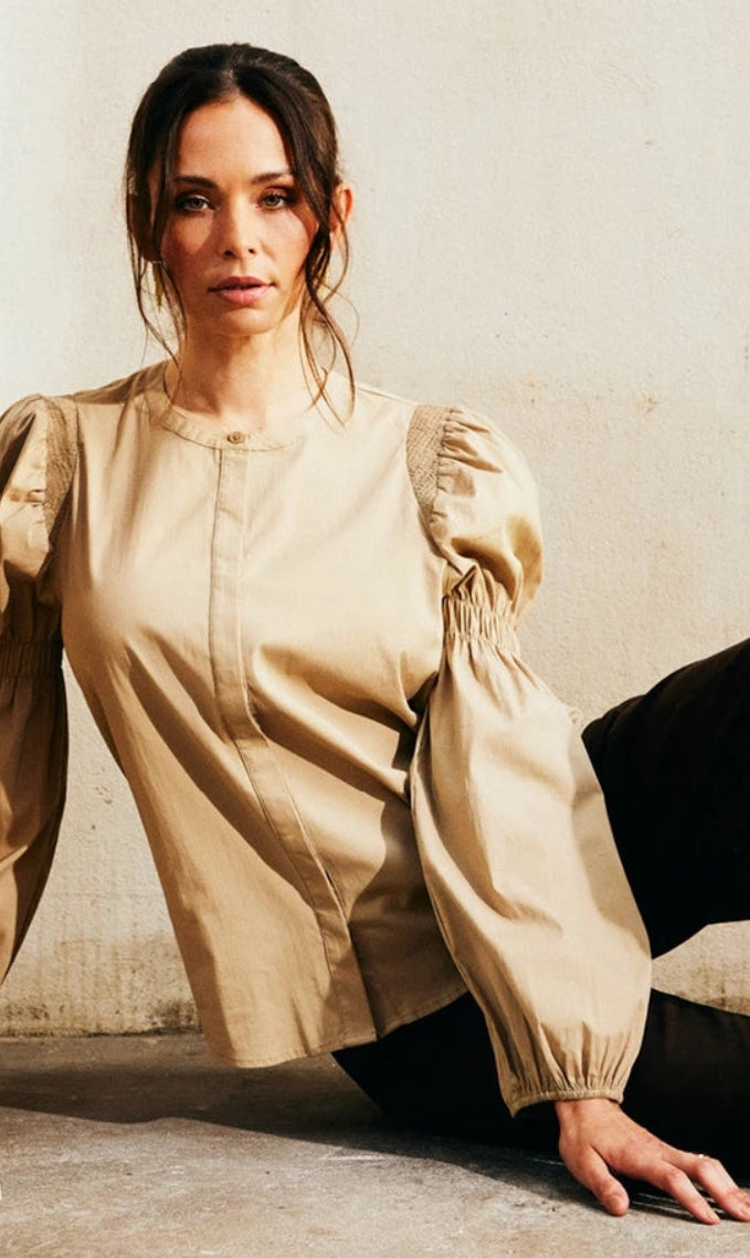 DEPECHE, Skjorte med flot Smock detaljer, til kvinder