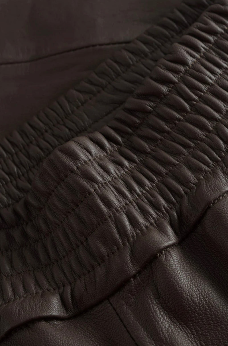 Depeche, flotte skindbukser, findes i sort og mørkebrun, til kvinder