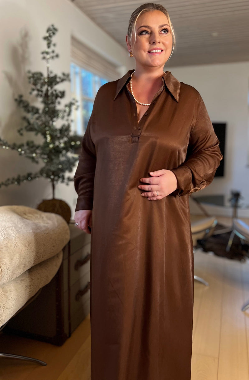 DEPECHE, flot klassisk kjole i et tidløst udtryk i en flot Brun eller Midnight Blue, til kvinder