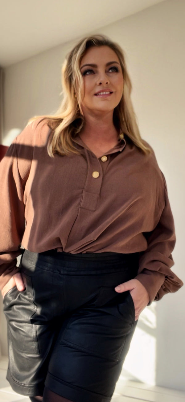 Depeche, SHORTS i læder, i farven SORT eller Nougat, til kvinder