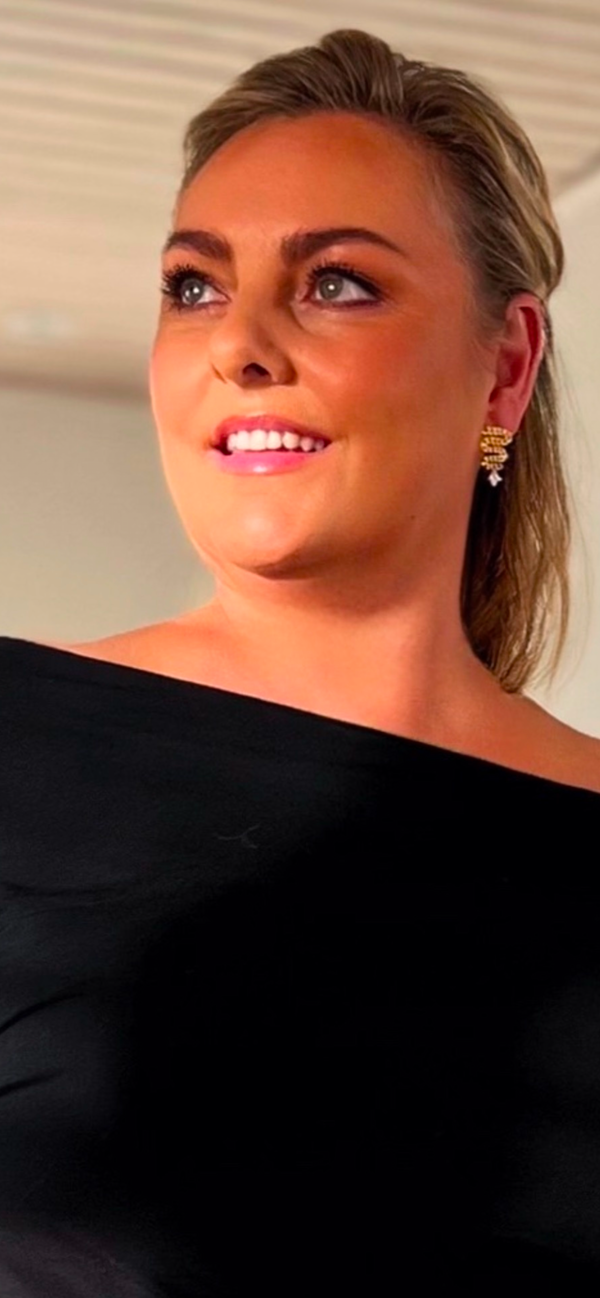 Attstone, EMBELLISHED CHAIN EARRING i GULD, flotte øreringe til kvinder