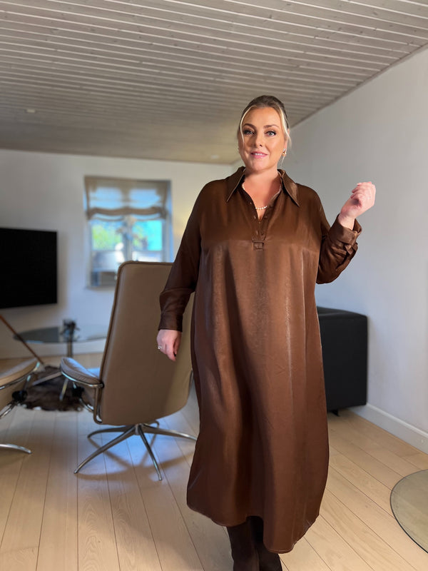 DEPECHE, flot klassisk kjole i et tidløst udtryk i en flot Brun eller Midnight Blue, til kvinder