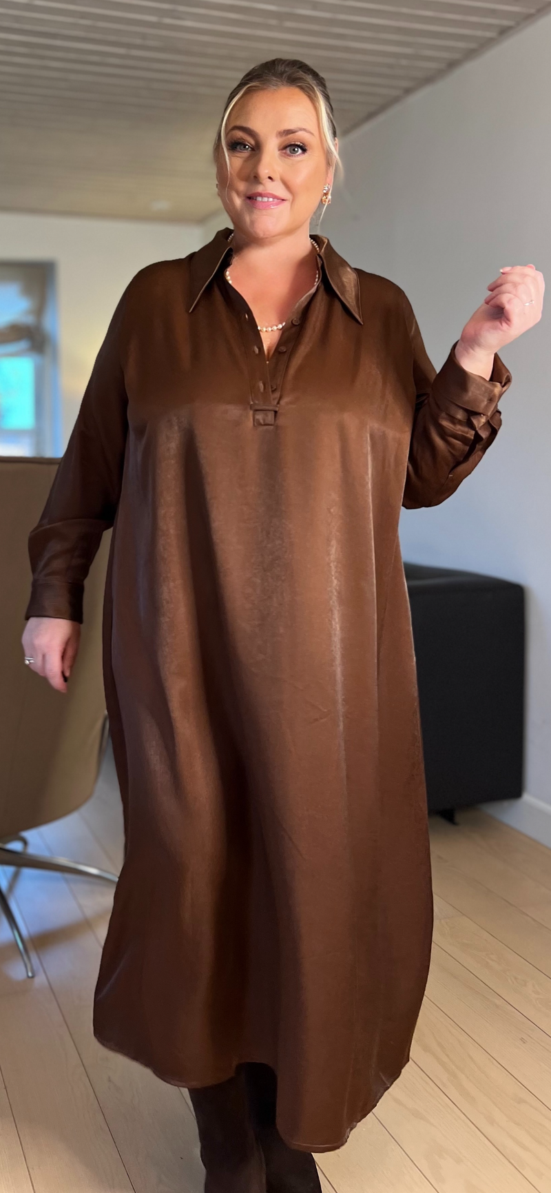 DEPECHE, flot klassisk kjole i et tidløst udtryk i en flot Brun eller Midnight Blue, til kvinder