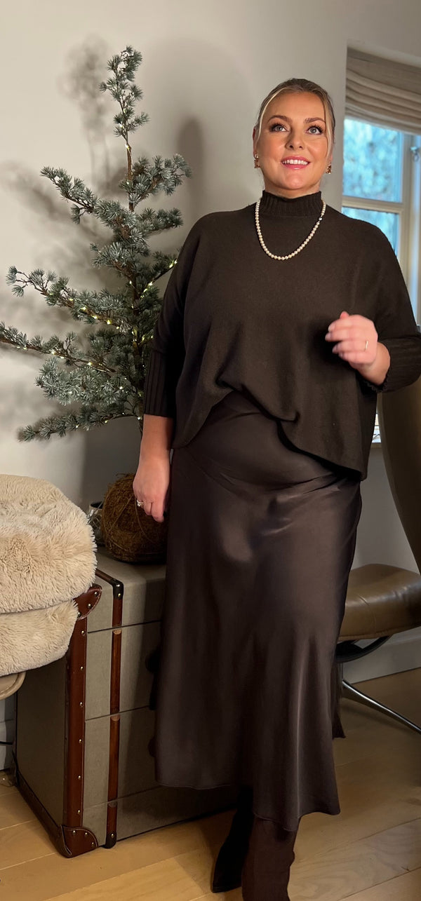 DNY CPH, Flot højhalset findes i Mørkebrun, Taupe og sort, Liv Turtle Big knit, til kvinder