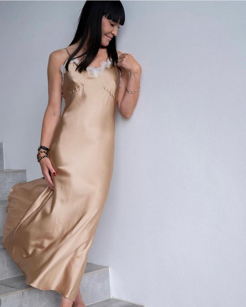 Sasha La Mer, Elisabeth Silk Slip Dress i GOLDEN SAND, i ren silke, findes i mange farver, til kvinder
