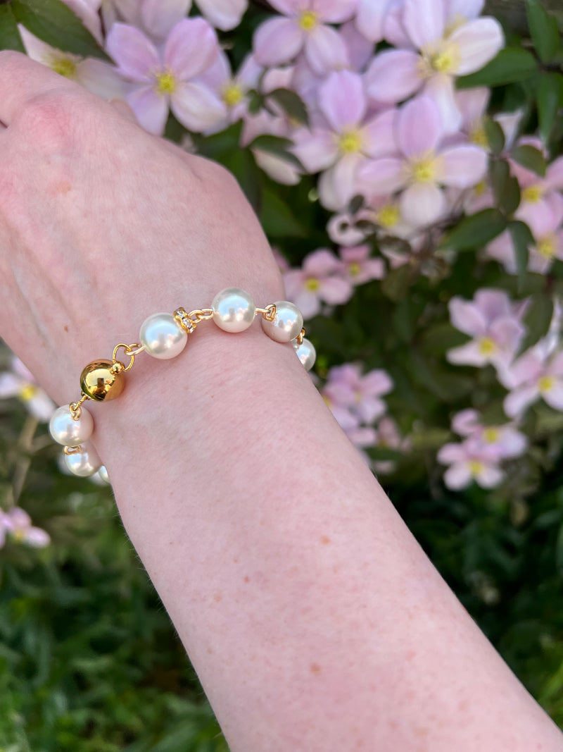 DeluxByWoman, Smukt armbånd med ægte shell perler og 18 karat guldbelagt