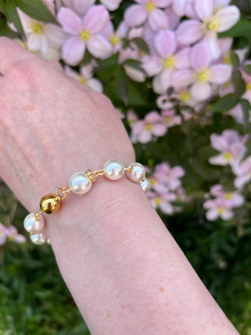 DeluxByWoman, Smukt armbånd med ægte shell perler og 18 karat guldbelagt
