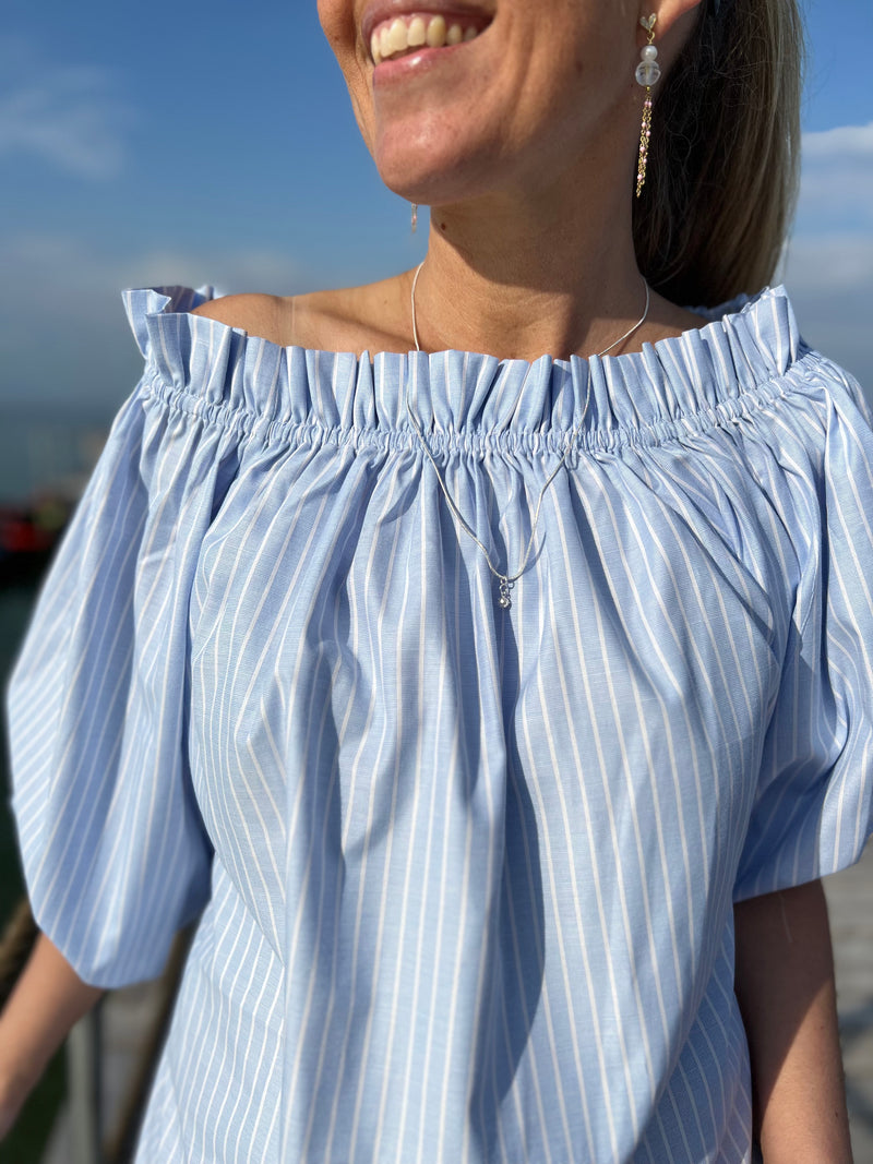 Elisabeth bluse, Manhattan Blue Stribe, OFF Shoulder, i strygefri bomuld