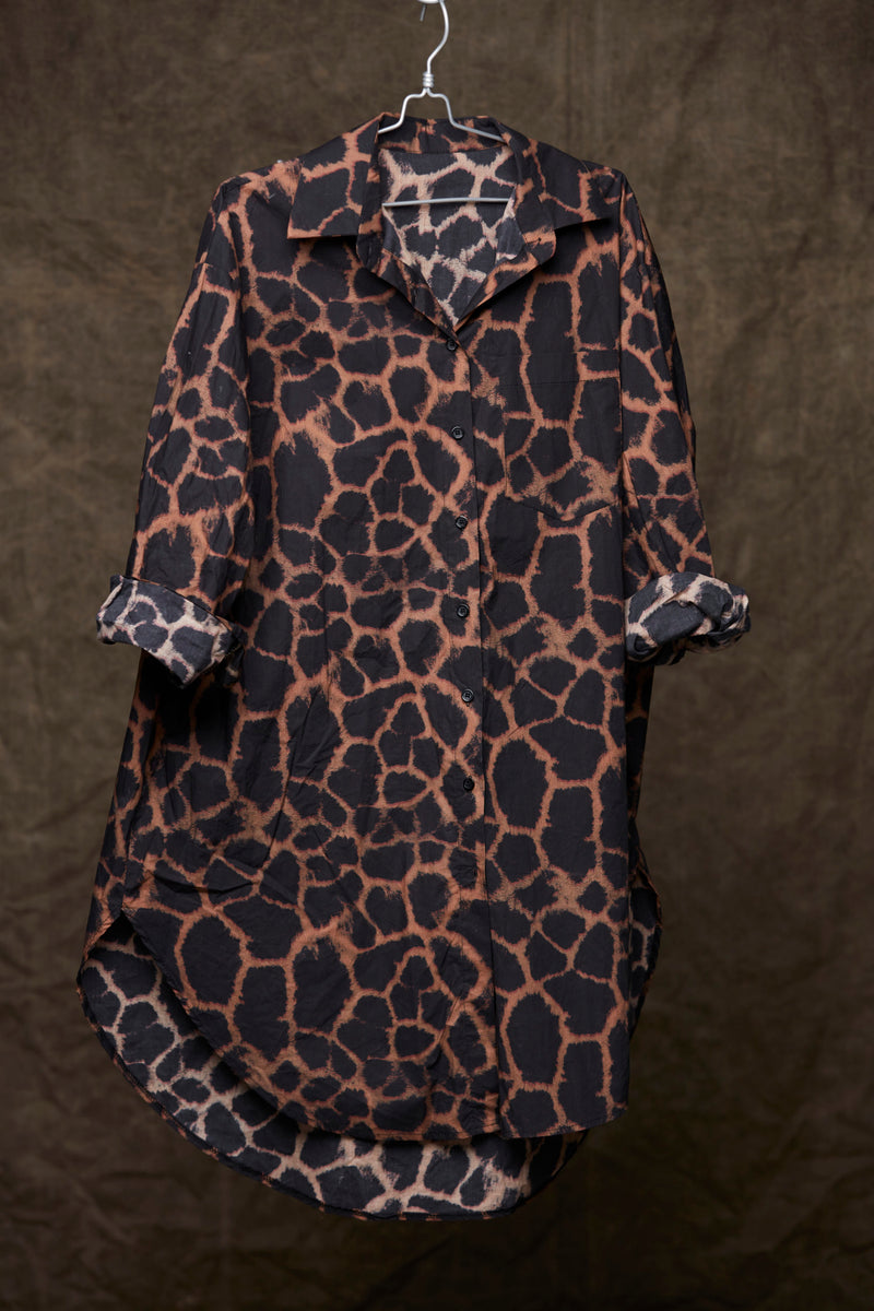 BOYFRIEND skjorte, one size, i farven GIRAFFE print, til kvinder