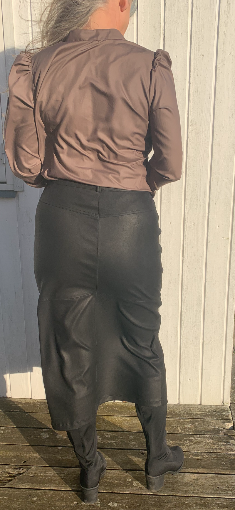 Skind nederdel med stretch, i farven sort, til kvinder
