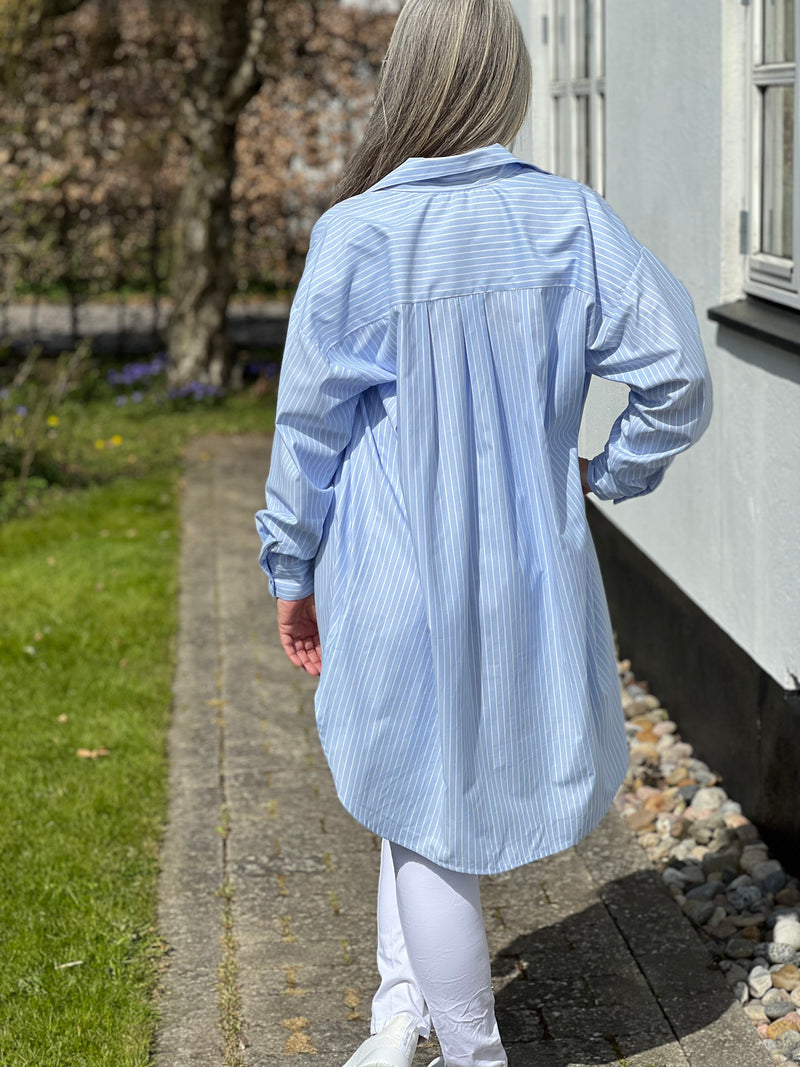 Design By Laerke, Flot oversize Boyfriend skjorte 100% strygefri i farven lyseblå med stribe, til kvinder